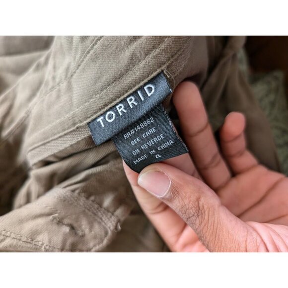 Torrid Tunic Blouse Womens Size 4 Floral Embroidered Roll Tab Sleeve Flowy Green - Picture 3 of 4